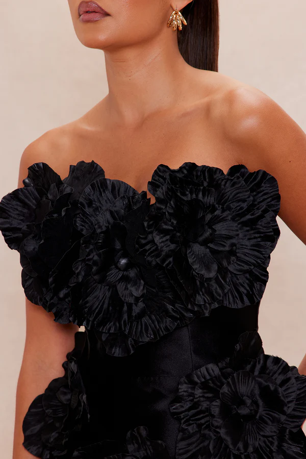 Robe courte bustier , fleurs 3D, drapé à traîne