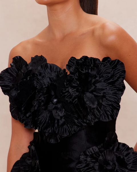 Robe courte bustier , fleurs 3D, drapé à traîne