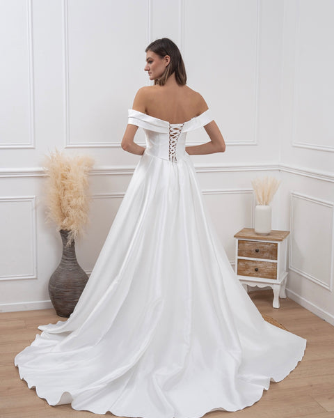 Robe de mariée satin bustier drapé avec fente et grande traîne élégante