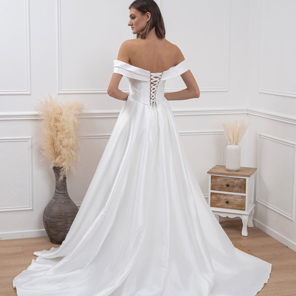 Robe de mariée satin bustier drapé avec fente et grande traîne élégante