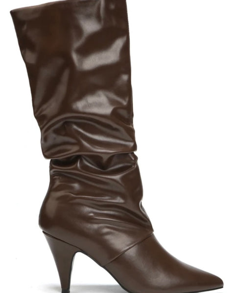 Bottes plissées hauteur moyenne et talon bas.