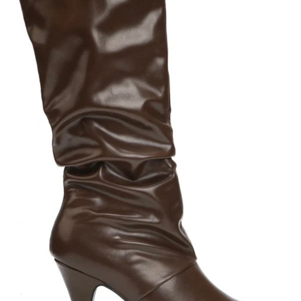 Bottes plissées hauteur moyenne et talon bas.