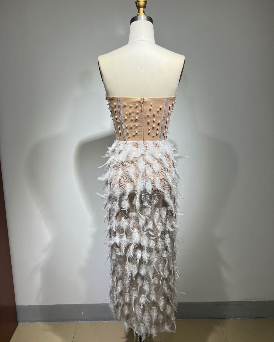 Robe chic bustier en strass, sequins et plumes, avec grande fente