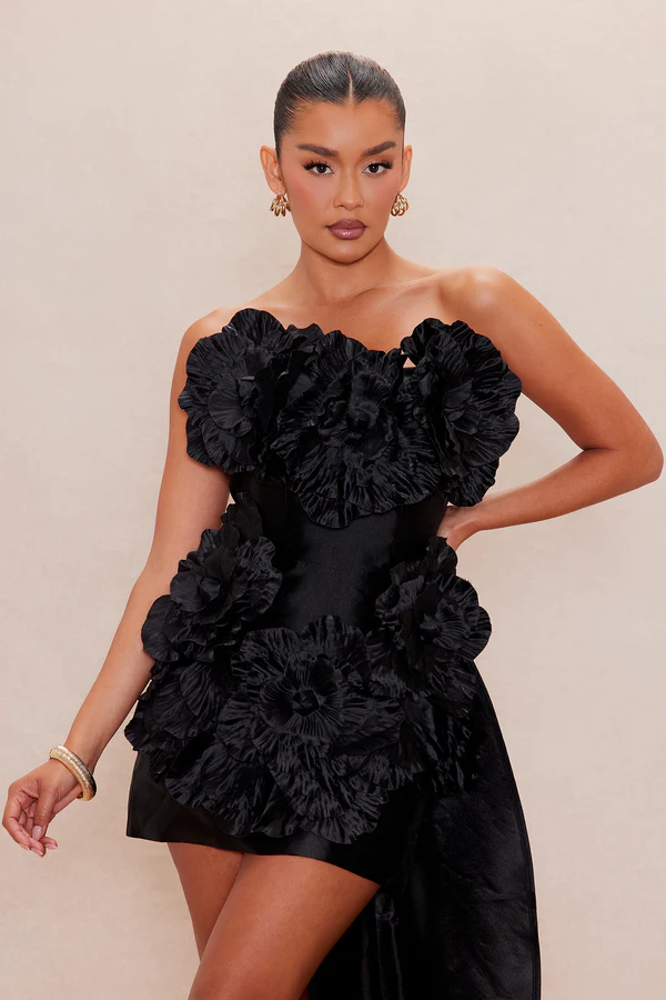 Robe courte bustier , fleurs 3D, drapé à traîne