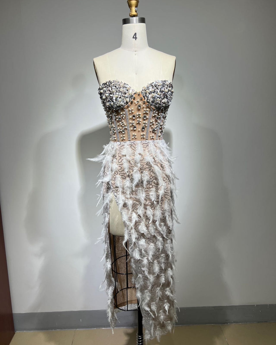 Robe chic bustier en strass, sequins et plumes, avec grande fente