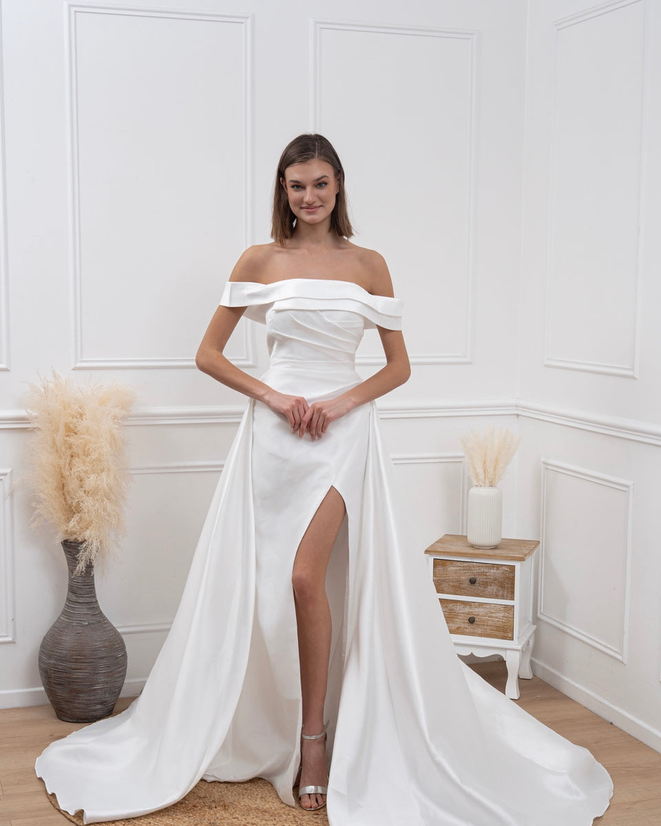 Robe de mariée satin bustier drapé avec fente et grande traîne élégante
