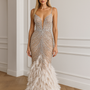Robe longue à bustier - ornée de strass et plumes